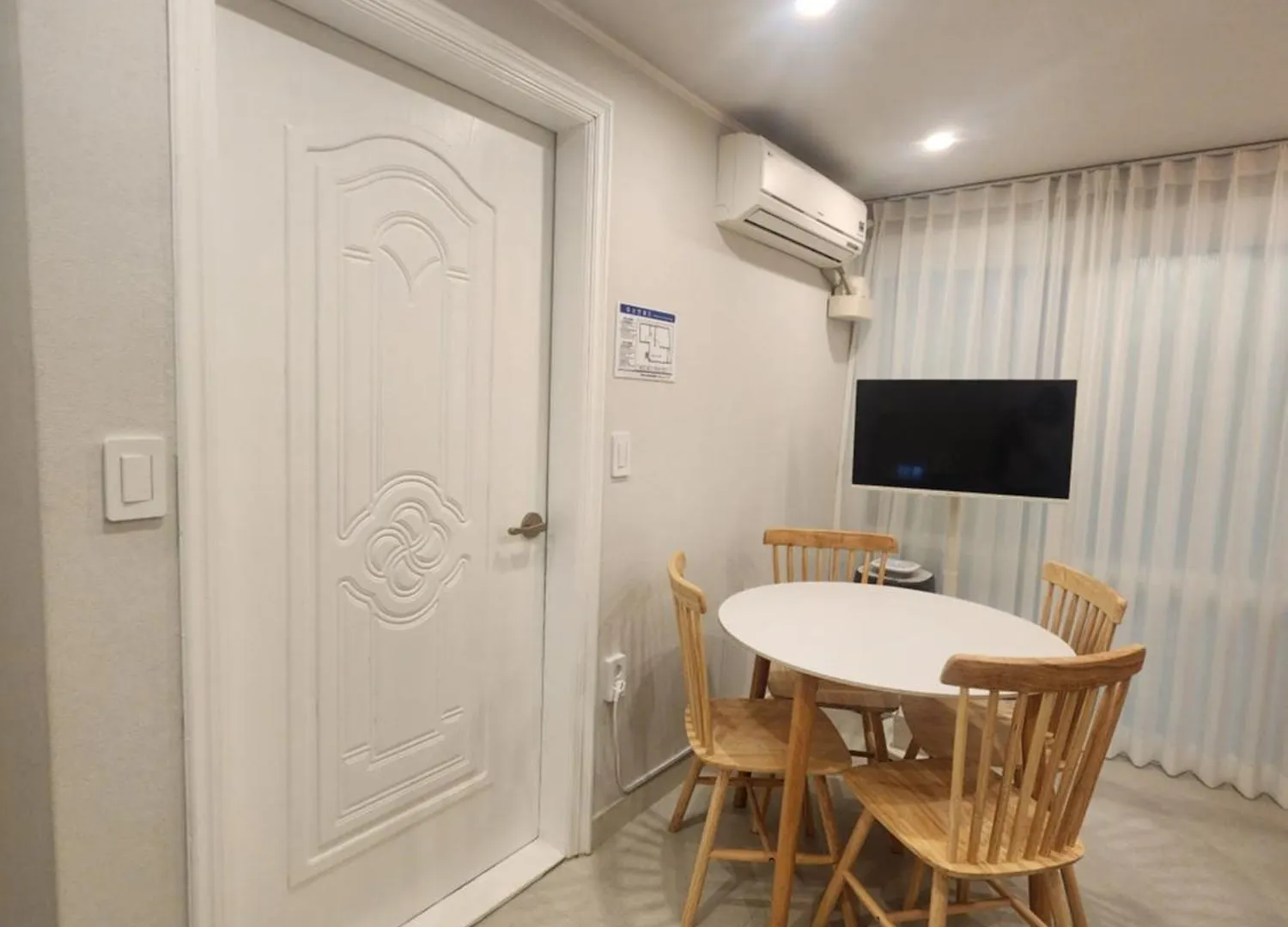 5-Minute Walk From Hongdae Station, Hotel-Style Bedding, 2 Rooms, Washer Dryer Seoel 0*,  Zuid-Korea