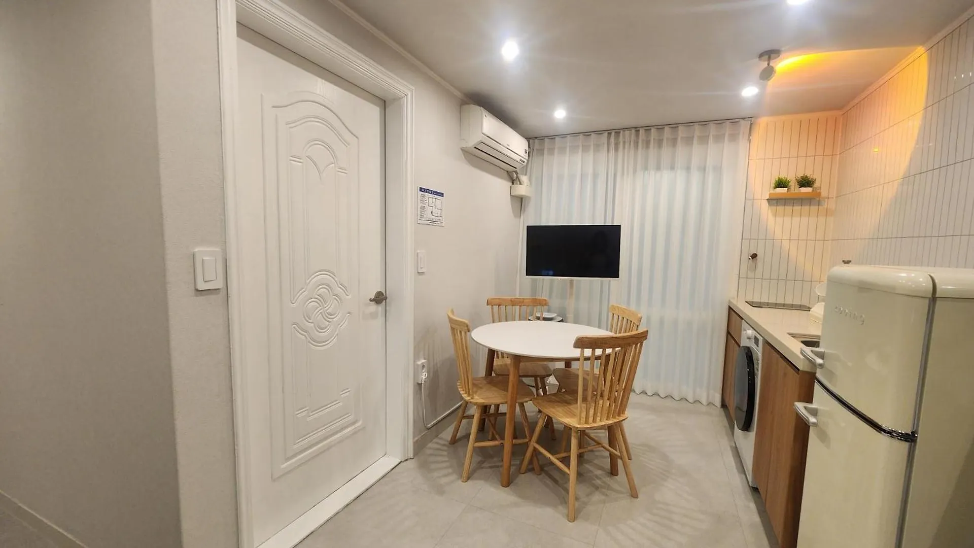 5-Minute Walk From Hongdae Station, Hotel-Style Bedding, 2 Rooms, Washer Dryer Seoel Zuid-Korea