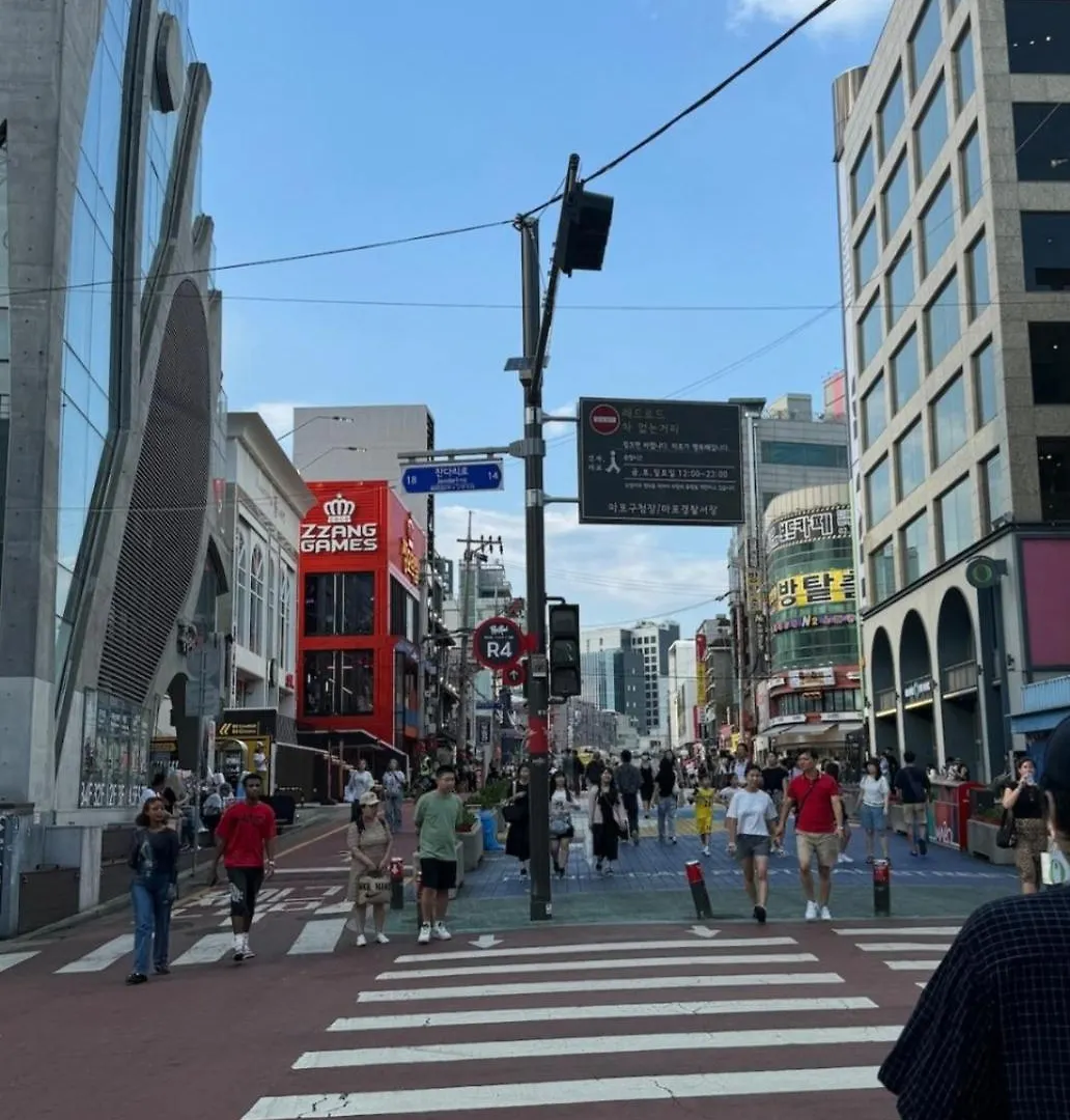 5-Minute Walk From Hongdae Station, Hotel-Style Bedding, 2 Rooms, Washer Dryer Seoel