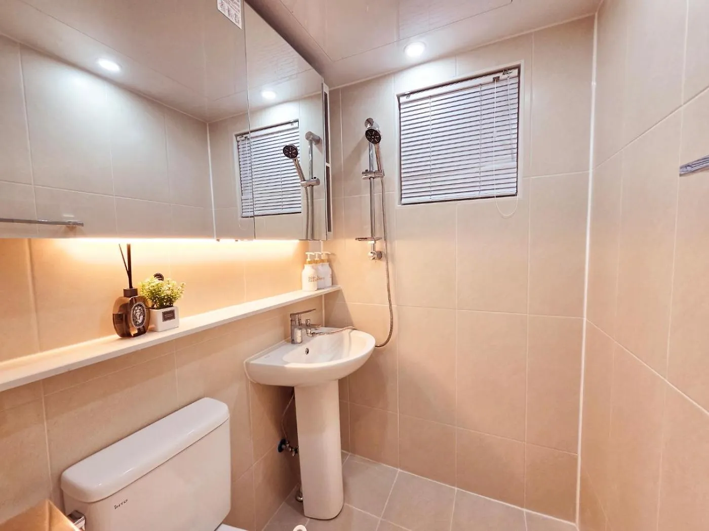 Appartement 5-Minute Walk From Hongdae Station, Hotel-Style Bedding, 2 Rooms, Washer Dryer Seoel