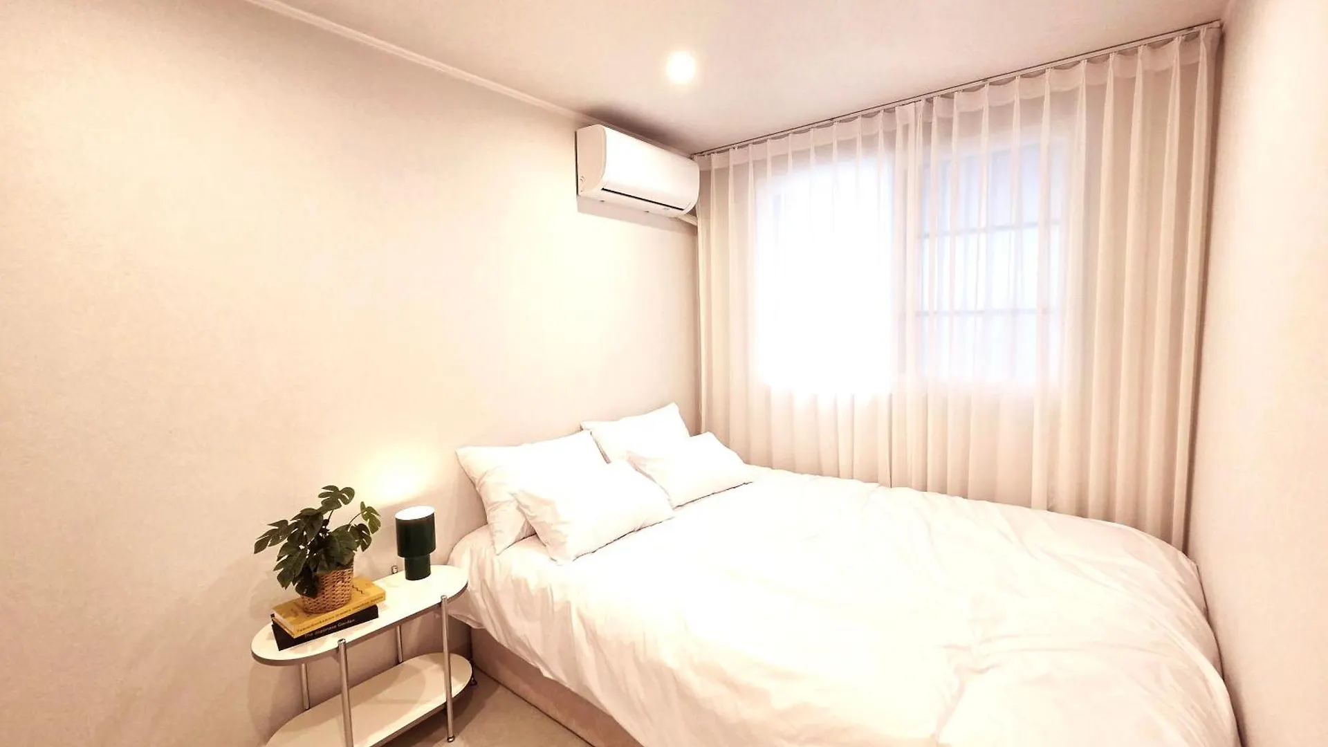 5-Minute Walk From Hongdae Station, Hotel-Style Bedding, 2 Rooms, Washer Dryer Seoel Appartement