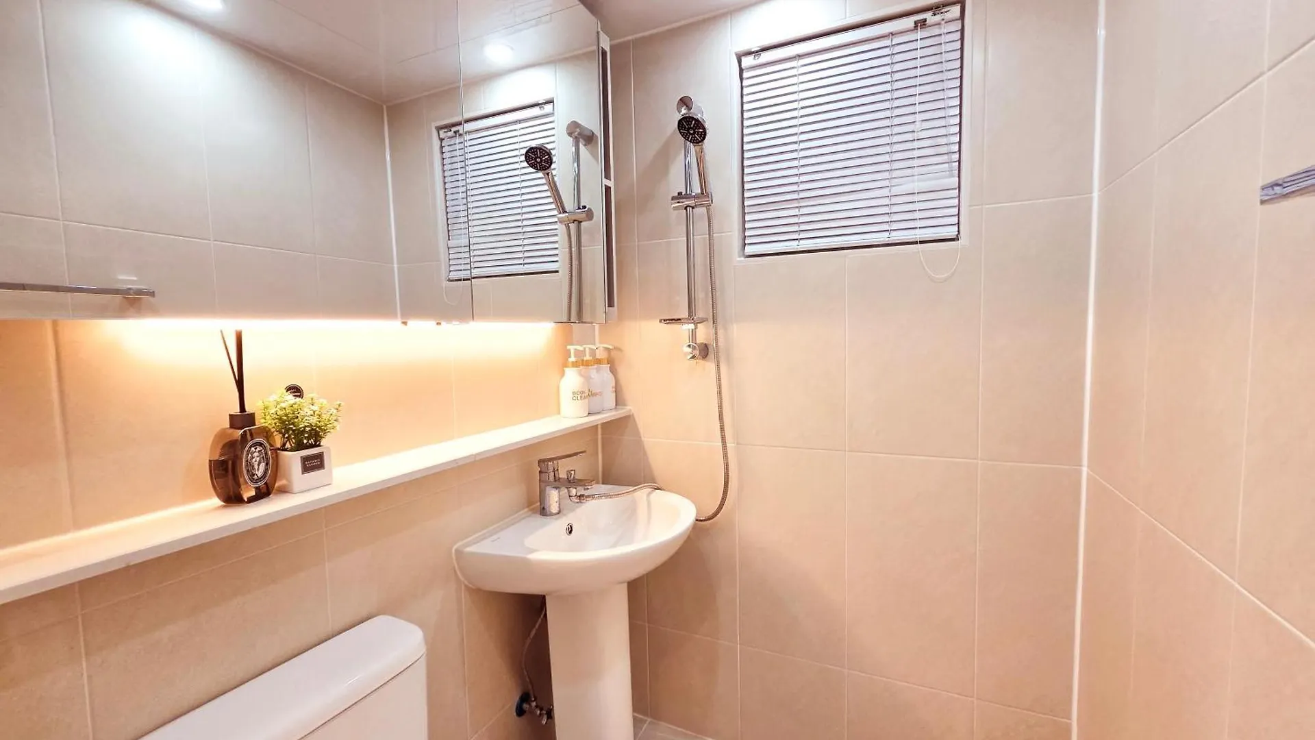 5-Minute Walk From Hongdae Station, Hotel-Style Bedding, 2 Rooms, Washer Dryer Seoel