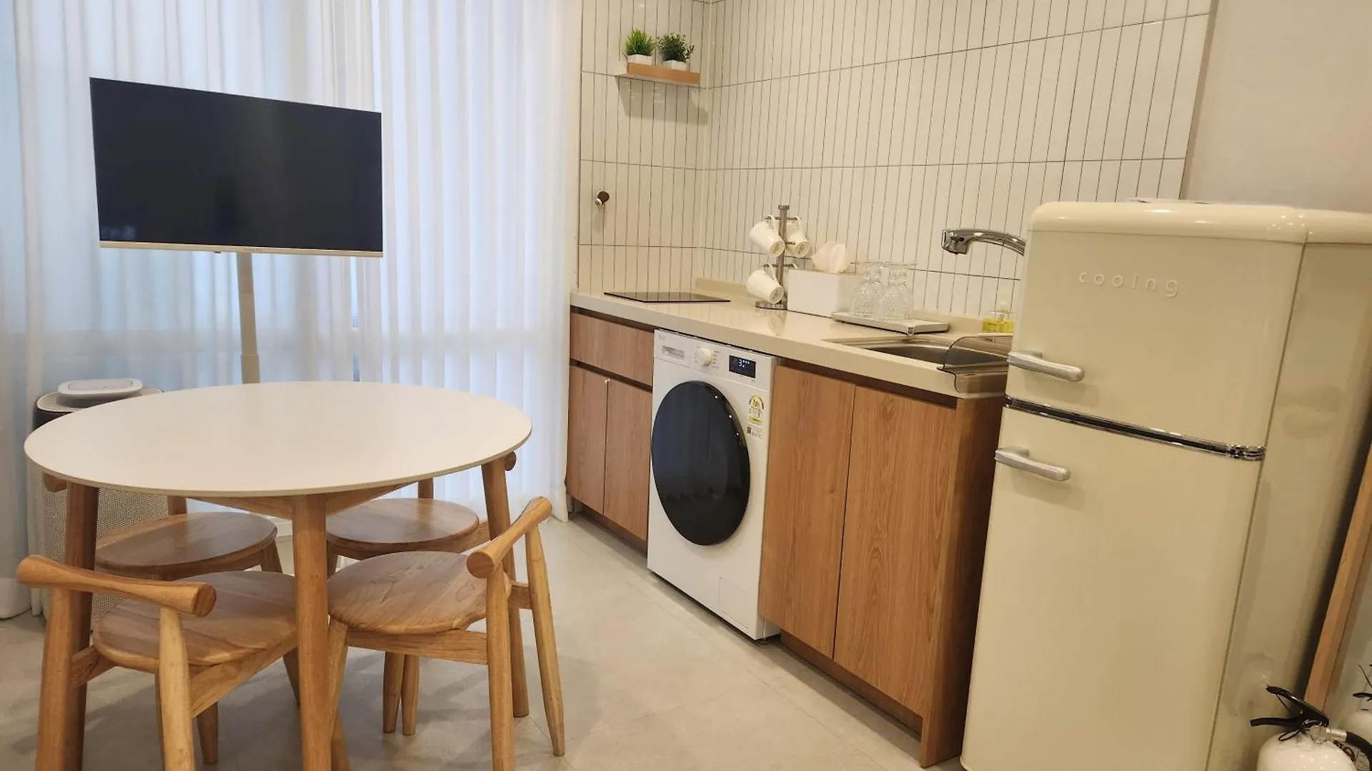 5-Minute Walk From Hongdae Station, Hotel-Style Bedding, 2 Rooms, Washer Dryer Seoel