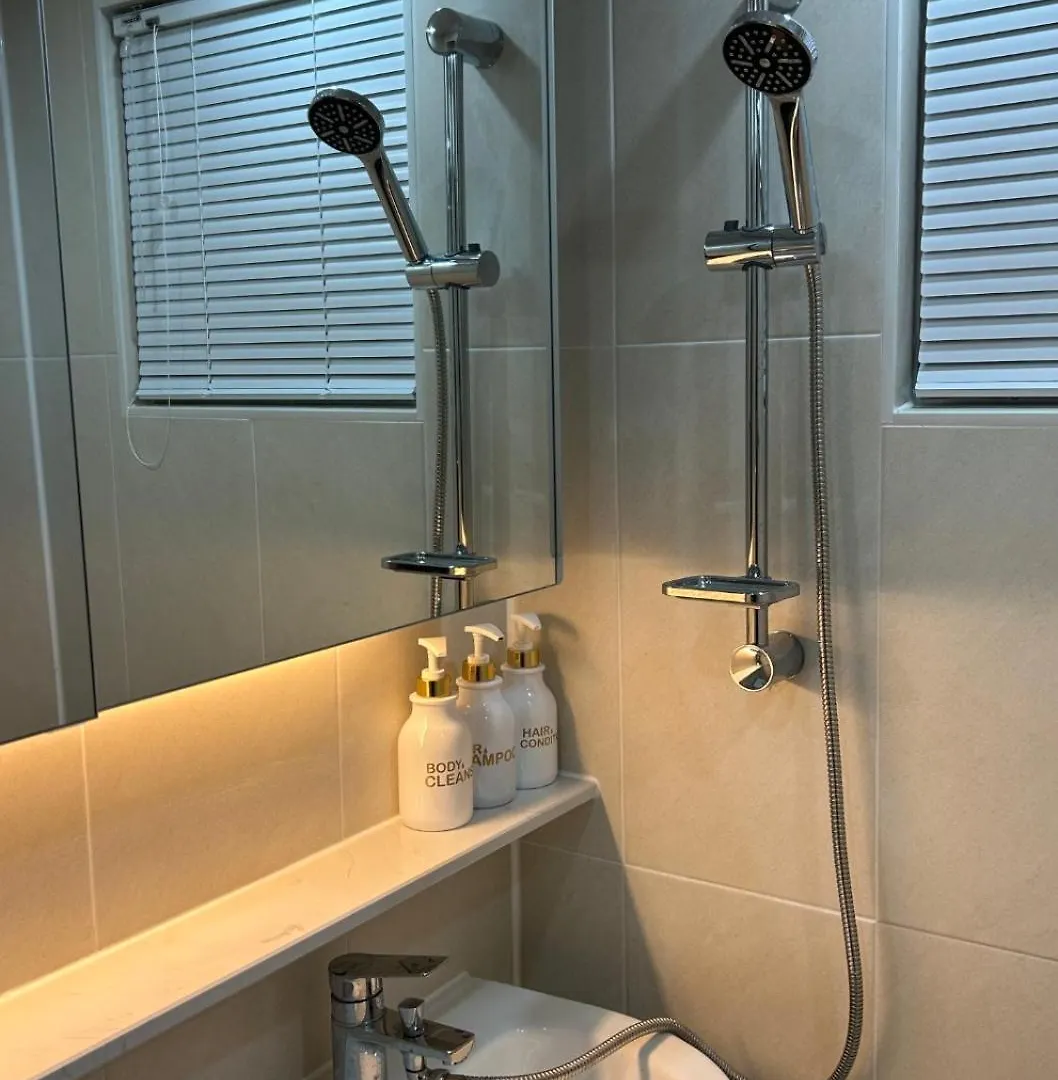 5-Minute Walk From Hongdae Station, Hotel-Style Bedding, 2 Rooms, Washer Dryer Seoel Zuid-Korea