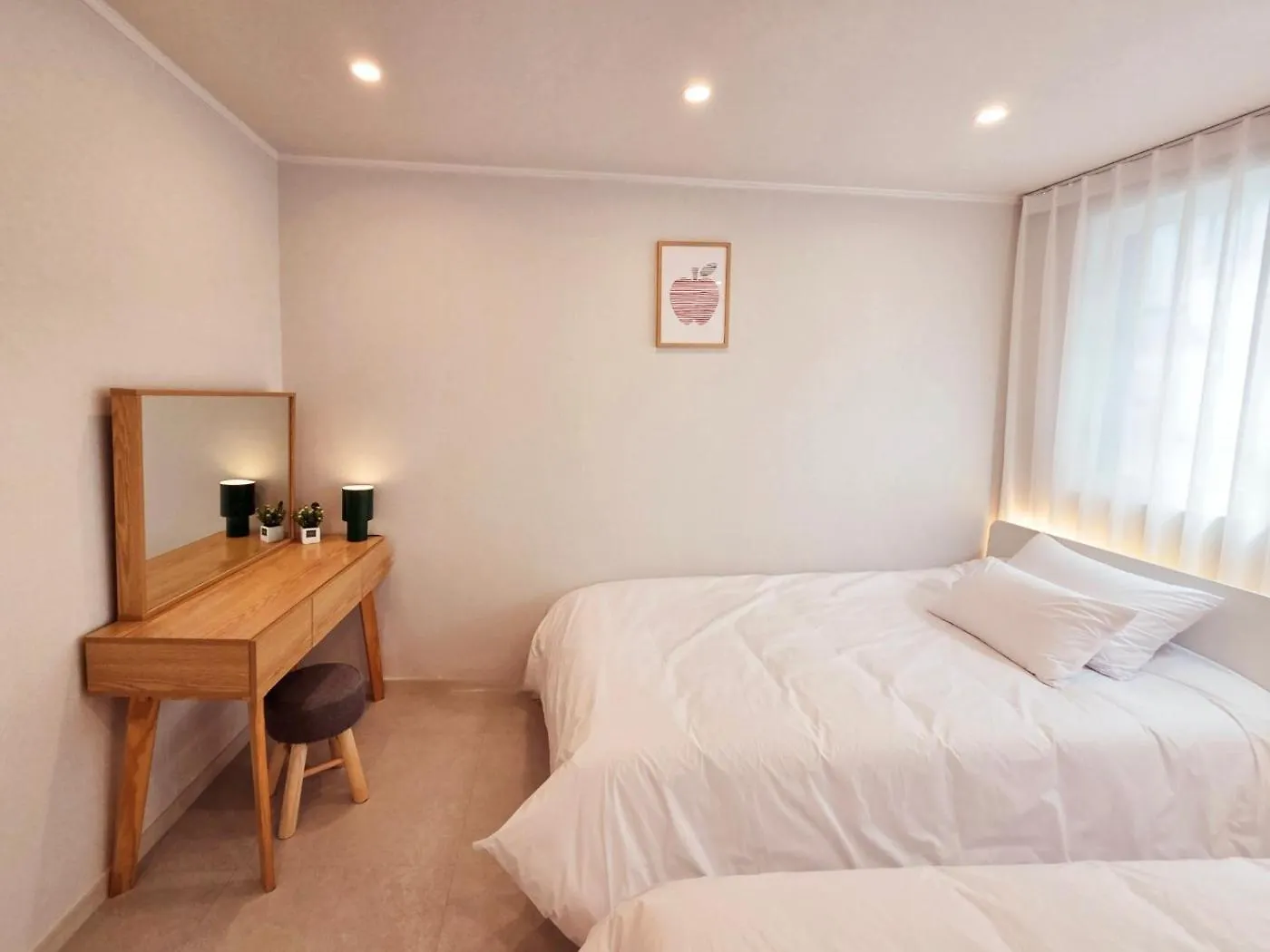 5-Minute Walk From Hongdae Station, Hotel-Style Bedding, 2 Rooms, Washer Dryer Σεούλ 0*,  Νότια Κορέα