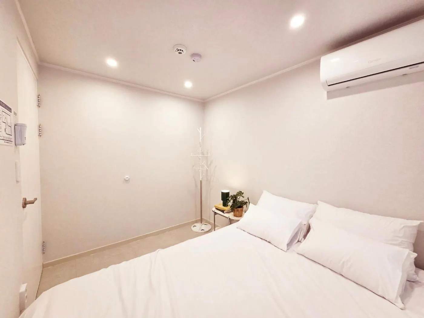 Διαμέρισμα 5-Minute Walk From Hongdae Station, Hotel-Style Bedding, 2 Rooms, Washer Dryer Σεούλ