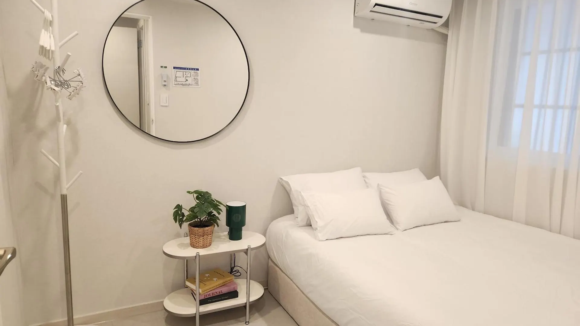 5-Minute Walk From Hongdae Station, Hotel-Style Bedding, 2 Rooms, Washer Dryer Σεούλ 0*,  Νότια Κορέα